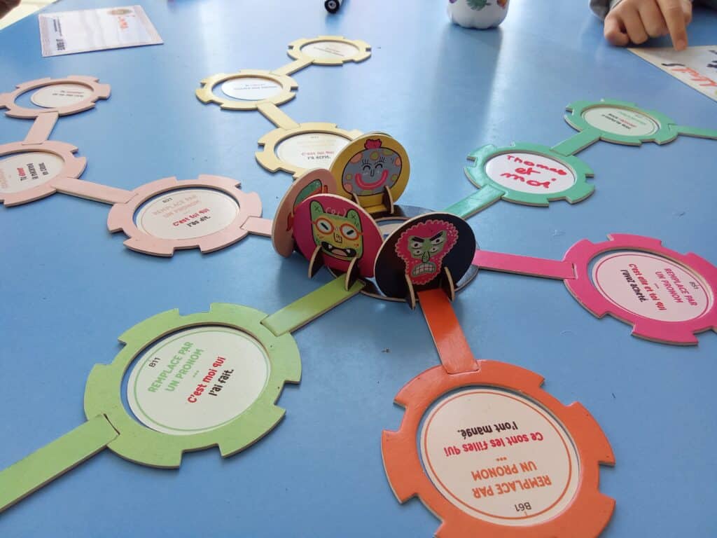Bande de Monstres !! : le jeu pédagogique pour apprendre le français autrement 6 image jeu en action close up pronom